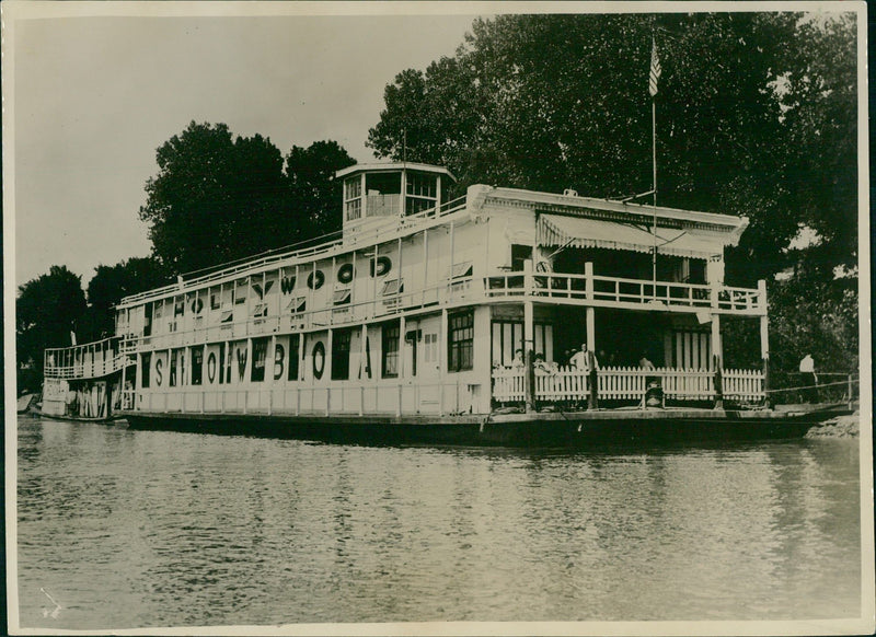 The Missouri steamship "Hollywood" - Vintage Photograph