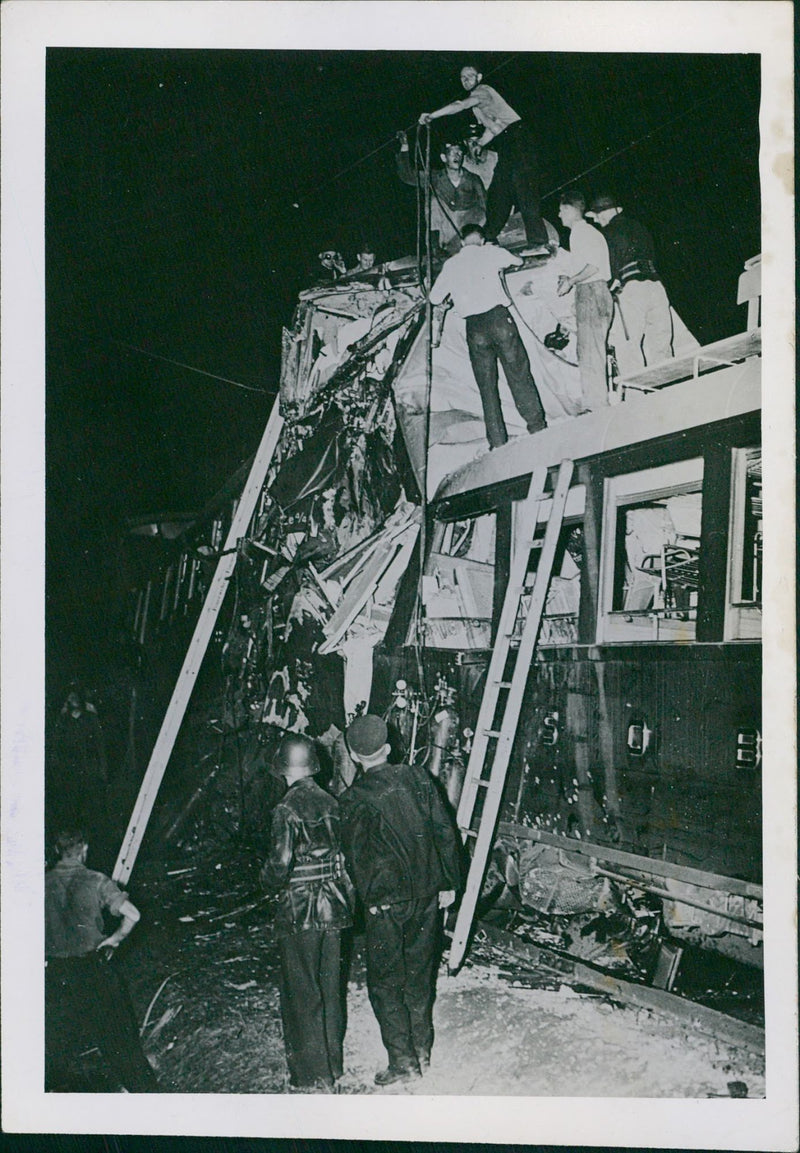 BUT TWEET AMSTERDEN UIT NUMBER PURER SERIOUS EEN LIJS WIRD BIBERBRIEKE ASIA - Vintage Photograph