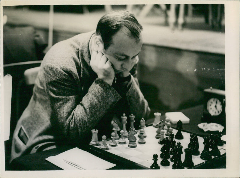 World Champions Play Again Hastings Victory Chess Tournament. - Vintage Photograph