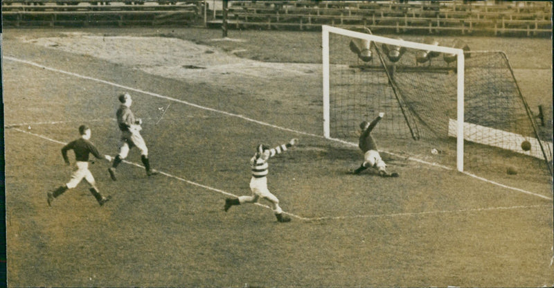 Heffels scores - Vintage Photograph