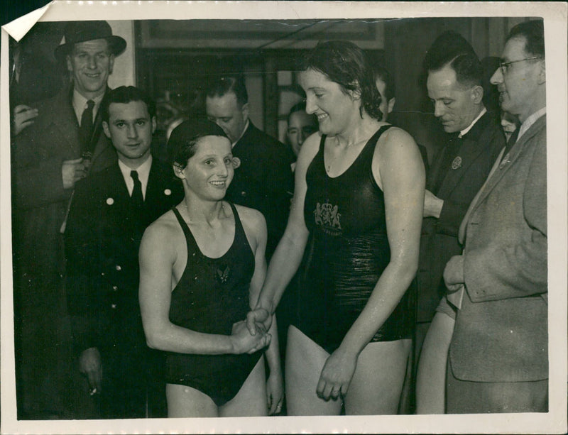 Scots V.Dutch Girls Swimming Contest in London. - Vintage Photograph