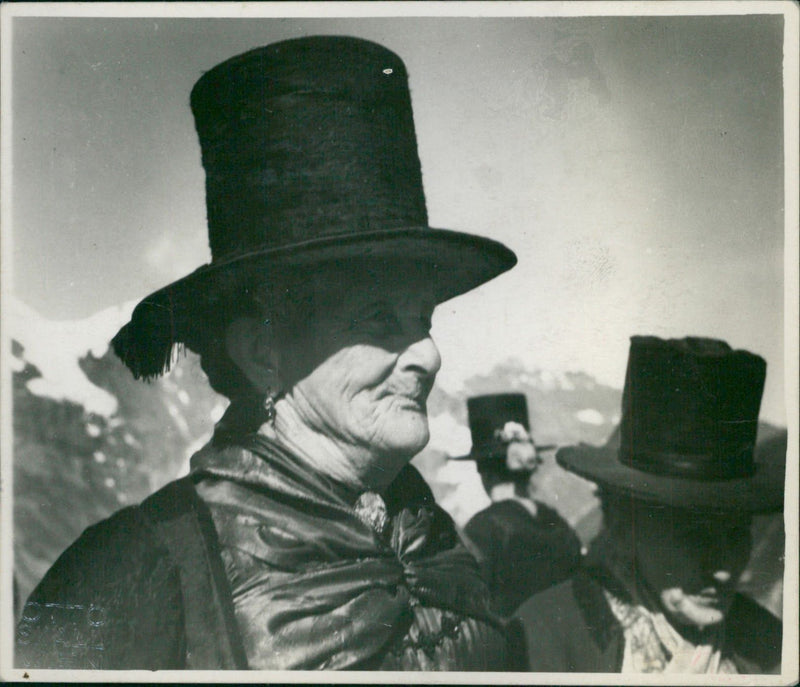 Person wearing a top hat - Vintage Photograph