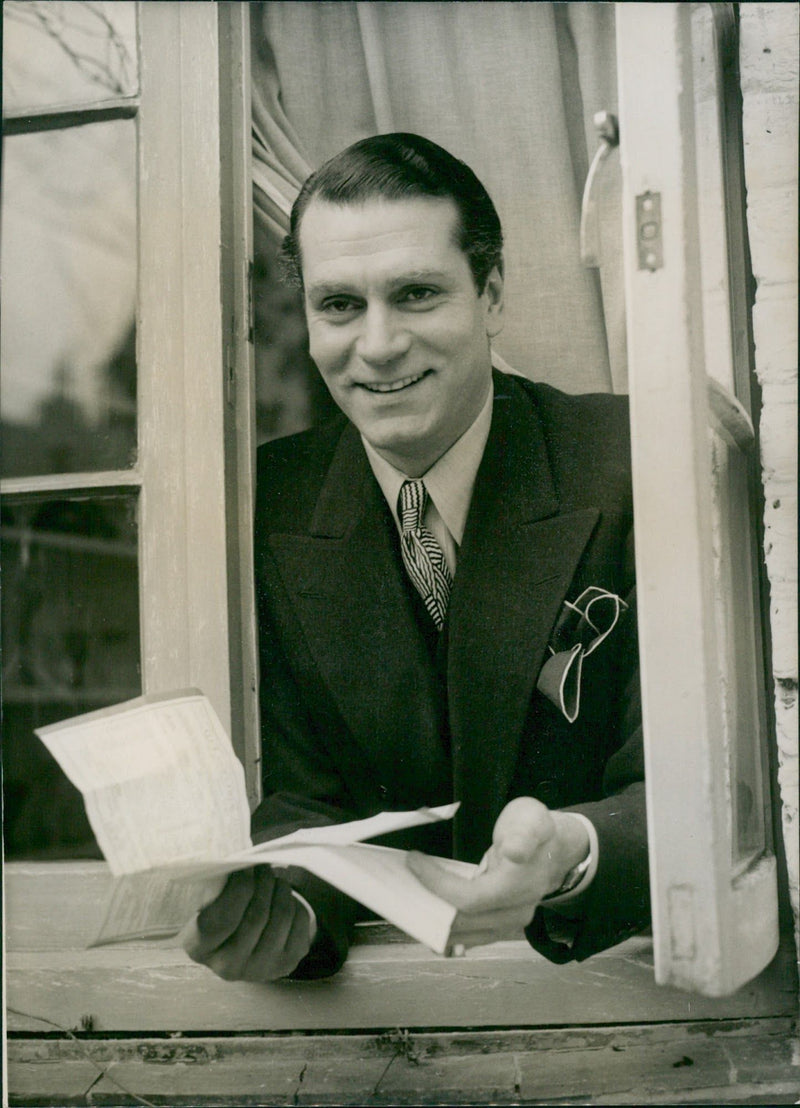 Sir Laurence Olivier. - Vintage Photograph