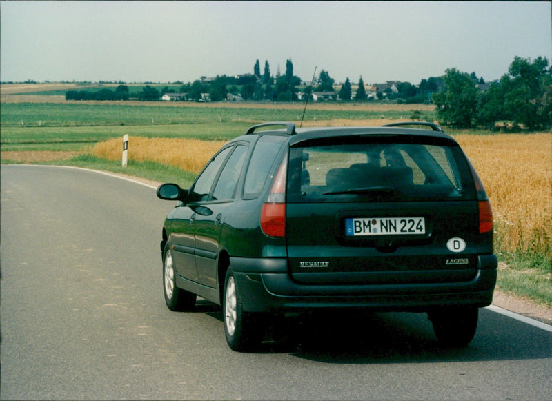 Renault Laguna Grandtour 2.0 RT - Vintage Photograph