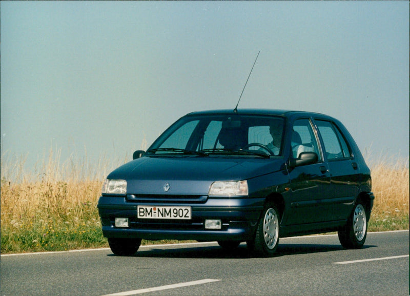 Renault Clio 1.4 RT - Vintage Photograph