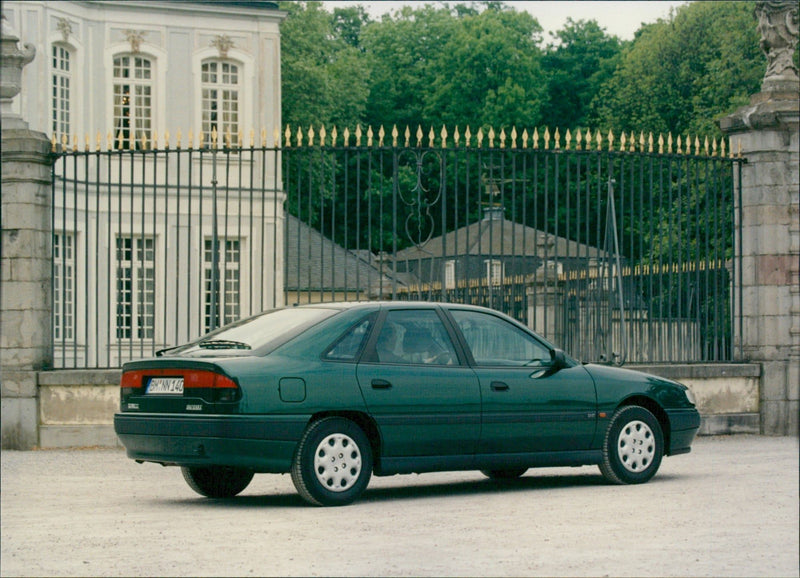 Renault Safrane 2.1 dT - Vintage Photograph