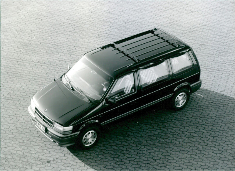 1992 Chrysler Voyager 3.3 1 - Vintage Photograph