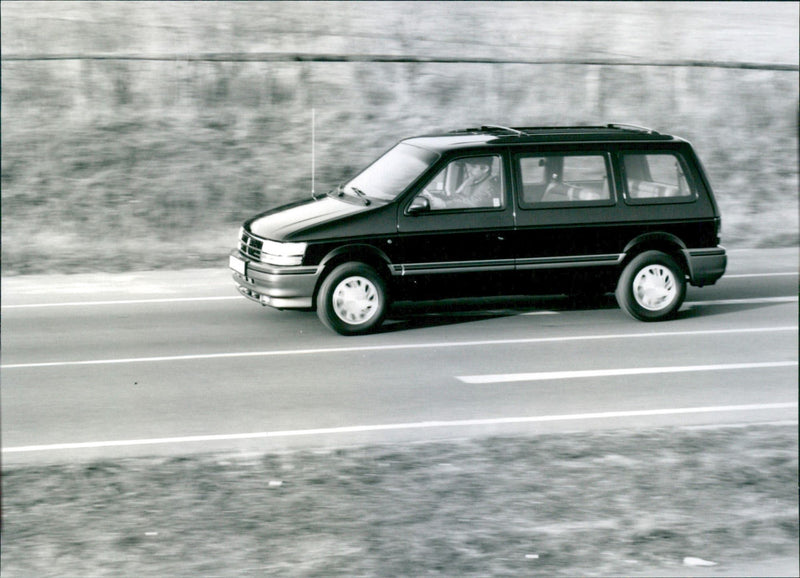 1992 Chrysler Voyager 3.3 1 - Vintage Photograph