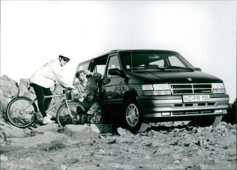 1992 Chrysler Voyager 3.3 1 - Vintage Photograph