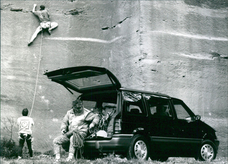 1992 Chrysler Voyager 3.3 1 - Vintage Photograph