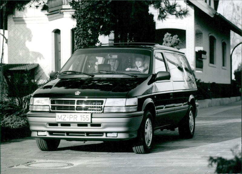 1992 Chrysler Voyager 3.3 1 - Vintage Photograph