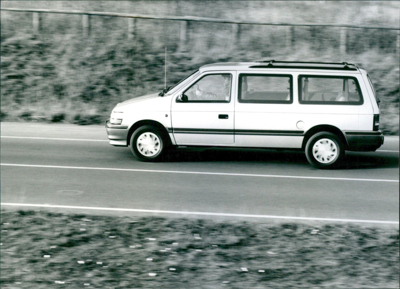 1992 Chrysler Grand Voyager 3.3 1 - Vintage Photograph