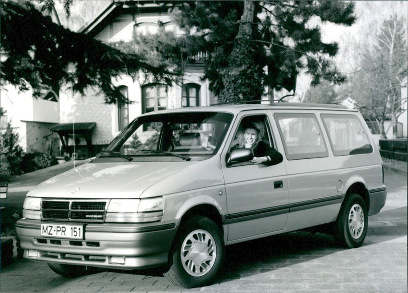 1992 Chrysler Grand Voyager 3.3 1 - Vintage Photograph