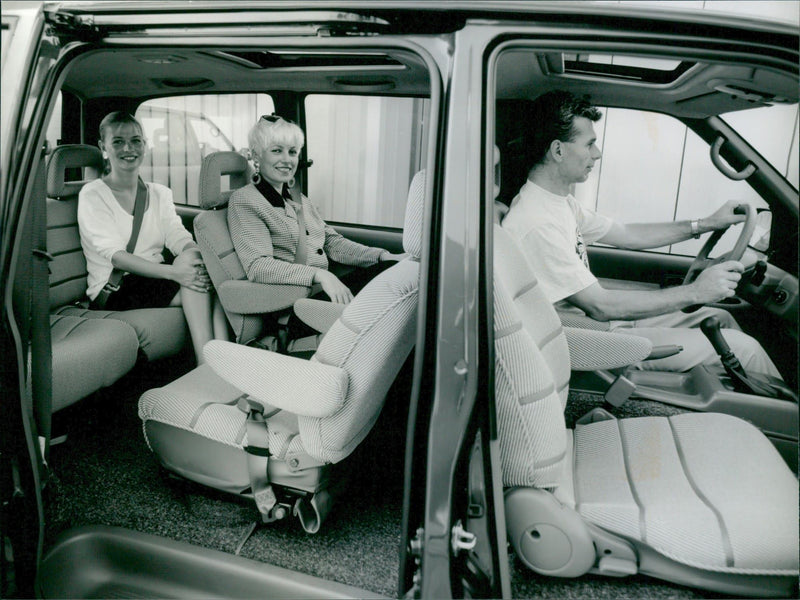 Nissan Serena 2.0 SGX - Vintage Photograph