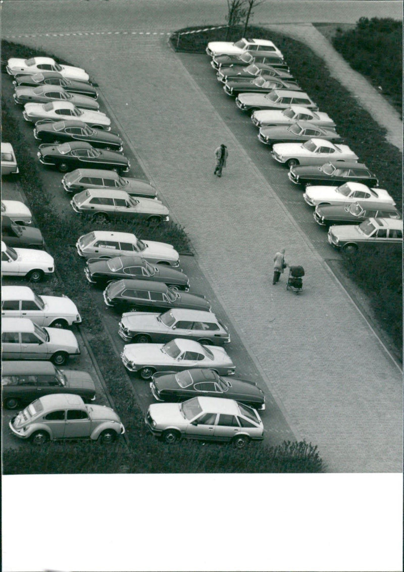 Mercedes-Benz W126 - Vintage Photograph