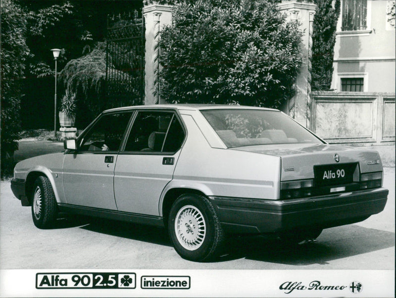 Alfa Romeo 90 2.5 injection - Vintage Photograph