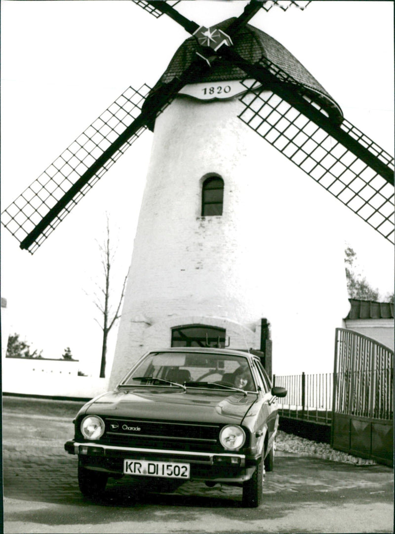 Daihatsu Charade 1000 - Vintage Photograph
