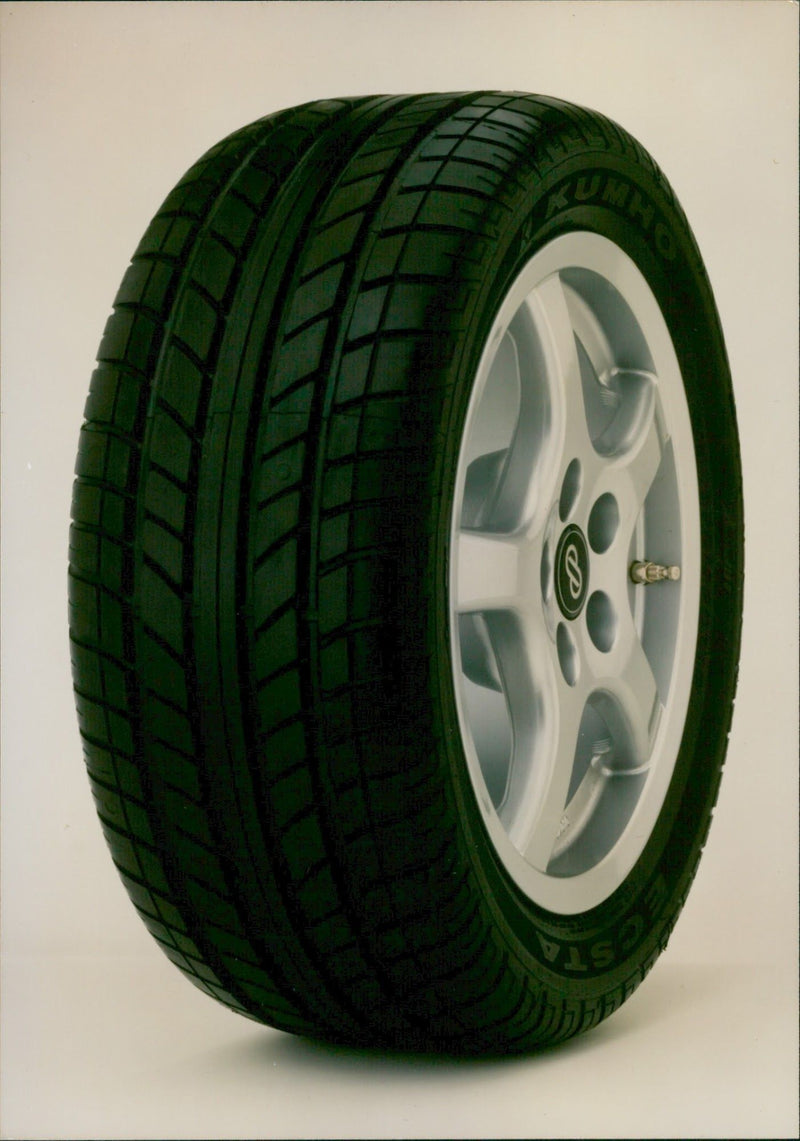 Kumho Ecsta 711 - Vintage Photograph