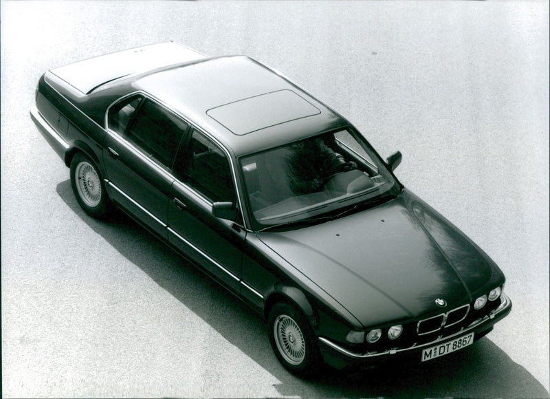 The new BMW 730i and 740i 8-cylinders - Vintage Photograph