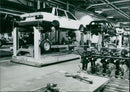 The cars that replace the assembly lines - Vintage Photograph