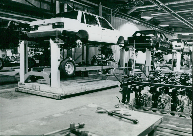 The cars that replace the assembly lines - Vintage Photograph
