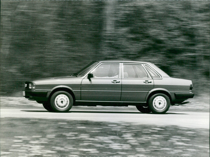 Audi 80 GLE - Vintage Photograph