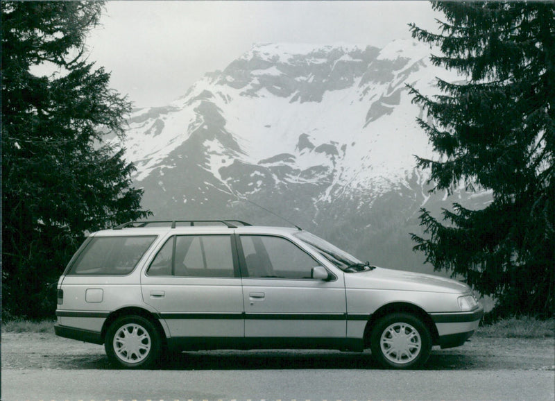 1988 Peugeot 405 - Vintage Photograph