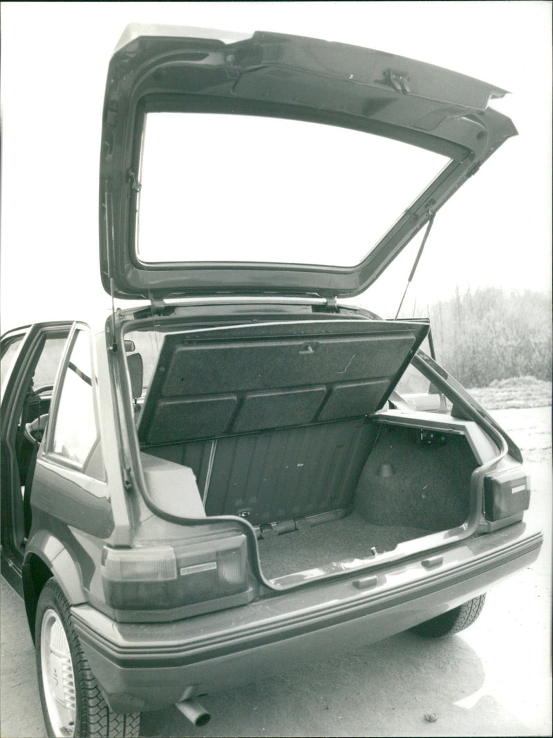 Rover VITESSE liftback - Vintage Photograph