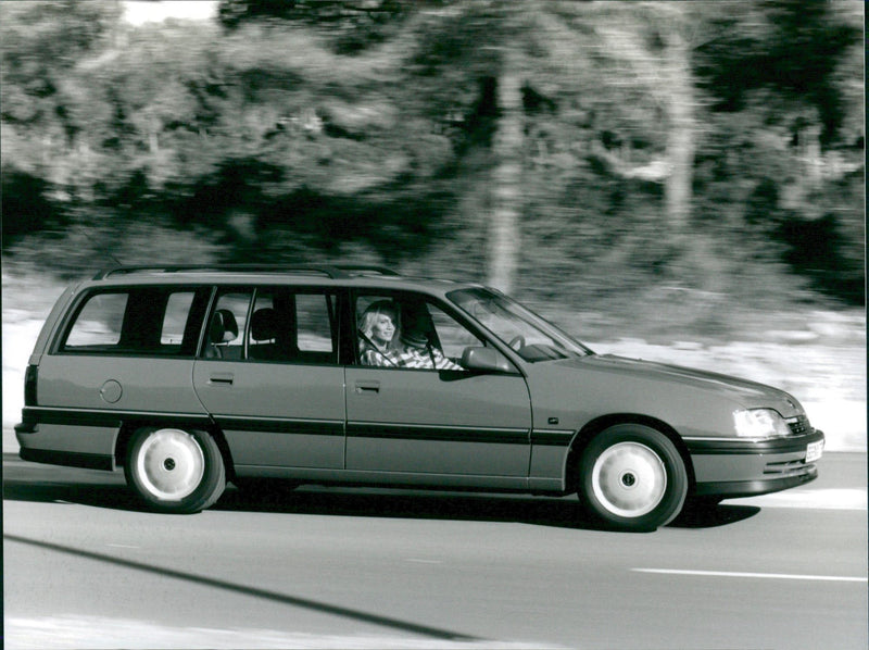 1993 Opel Omega - Vintage Photograph