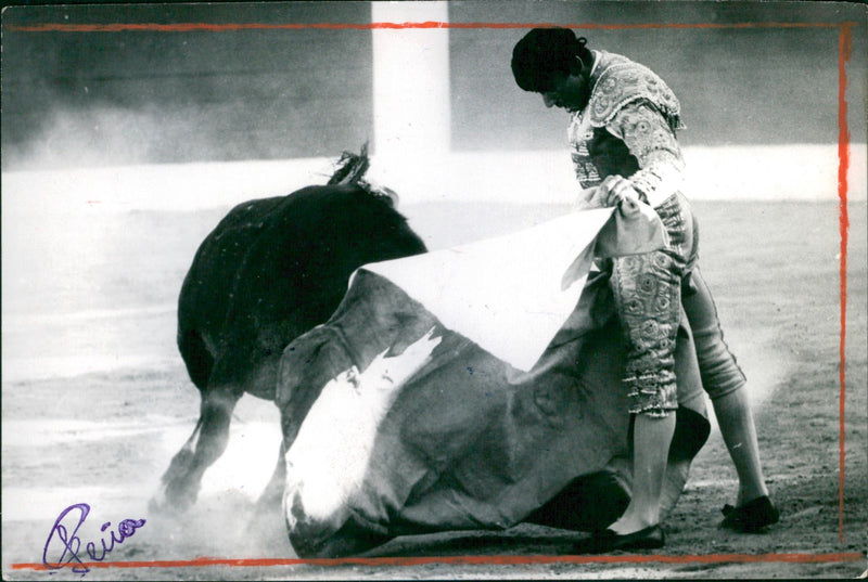 Héctor Villa "El Chano" fights with his cape - Vintage Photograph