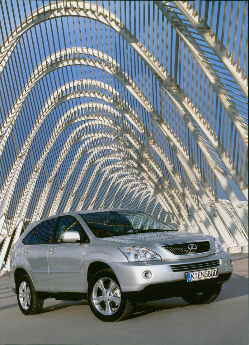 2005 Lexus RX400h - Vintage Photograph