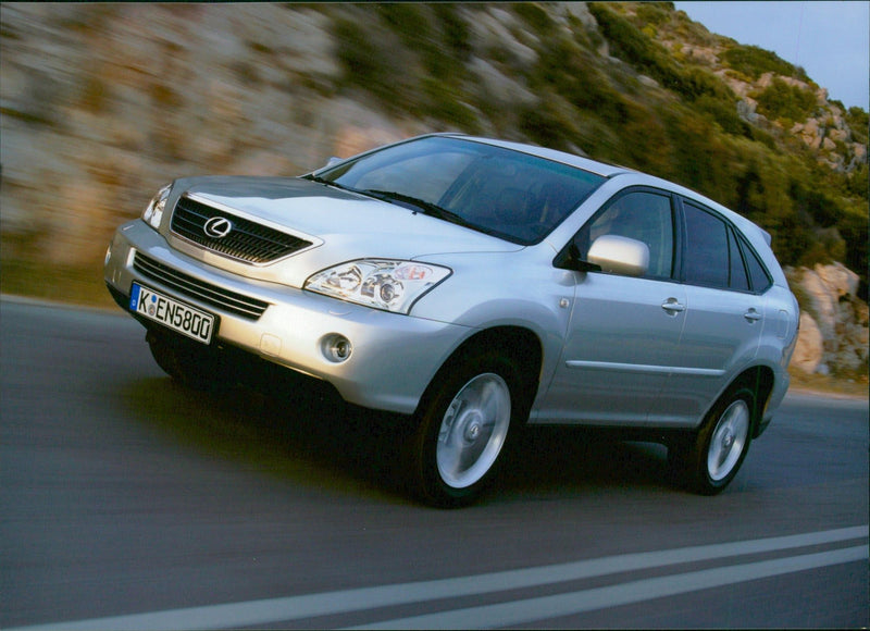 2005 Lexus RX400h - Vintage Photograph