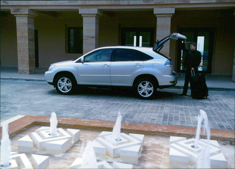 2005 Lexus RX400h - Vintage Photograph