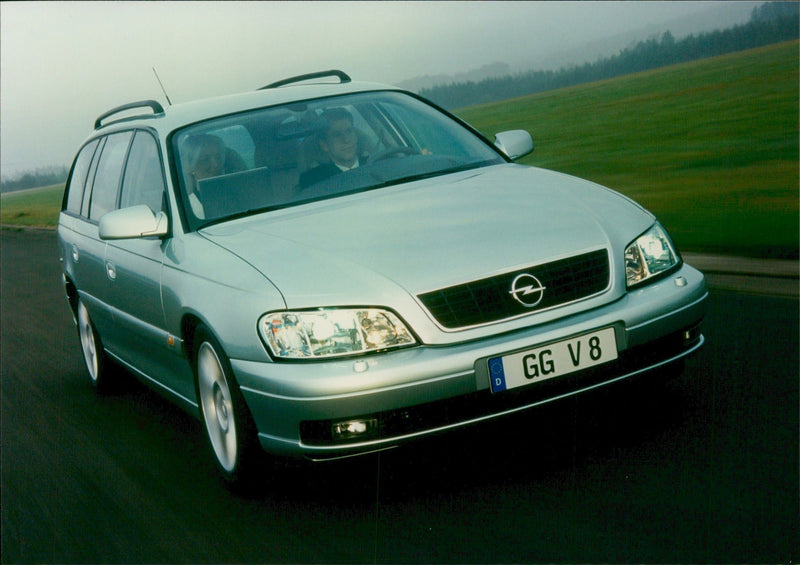 1999 Opel Omega - Vintage Photograph