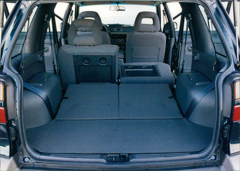 1999 Mitsubishi Santamo - Vintage Photograph