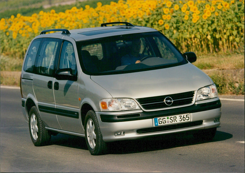 1997 Opel Sintra 2.2 TDI 16V - Vintage Photograph