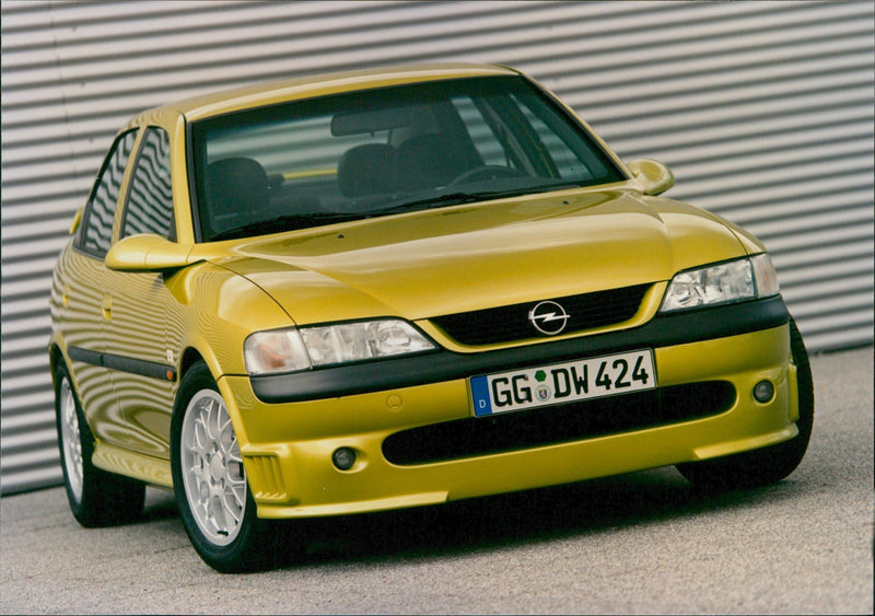 1997 Opel Vectra i500 - Vintage Photograph