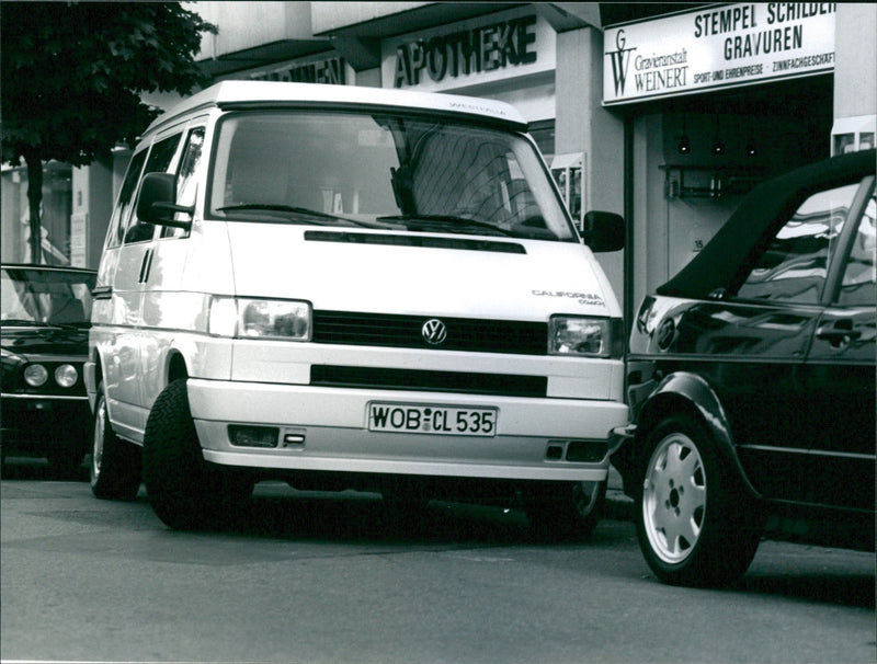 1995 VERKEHRSFLACHE ALS EIN PKW DER MITTELKLASSE INNENSTADTEN EINE APOTHEKE - Vintage Photograph