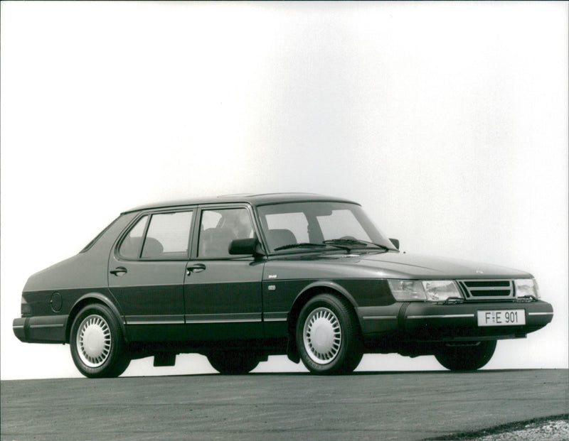 1991 Saab 900i 2.1-16 - Vintage Photograph