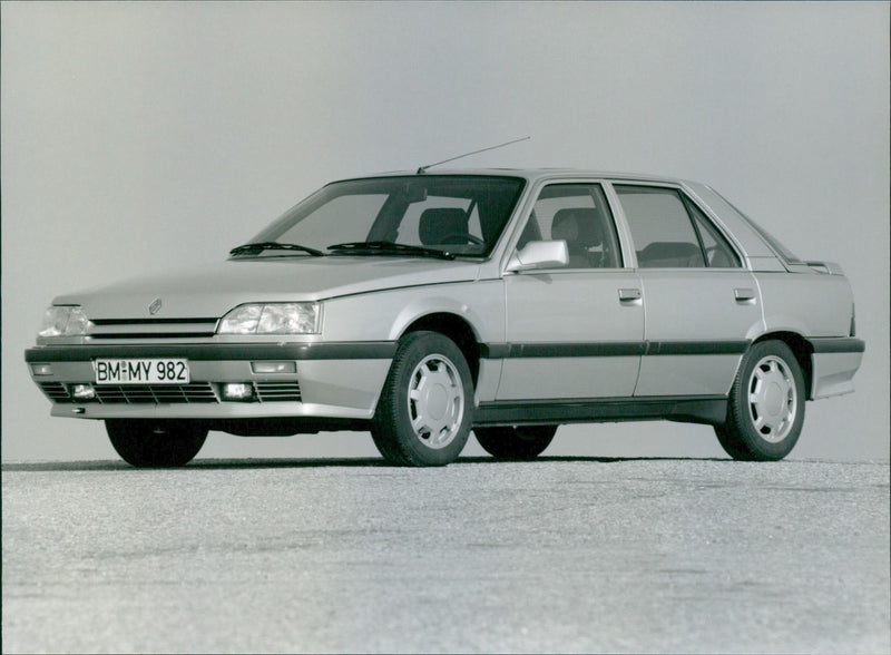 1992 Renault 25 - Vintage Photograph