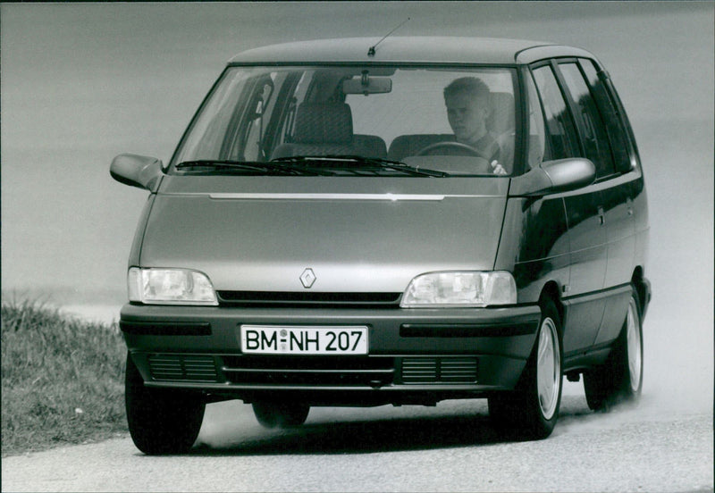 1991 Renault Espace RT V6, front view - Vintage Photograph