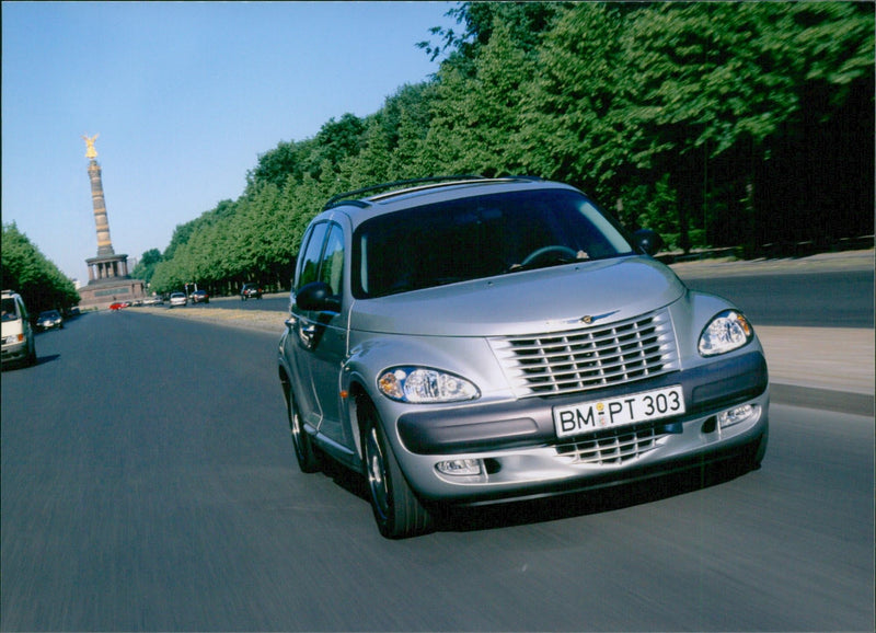 2000 Chrysler cruiser - Vintage Photograph