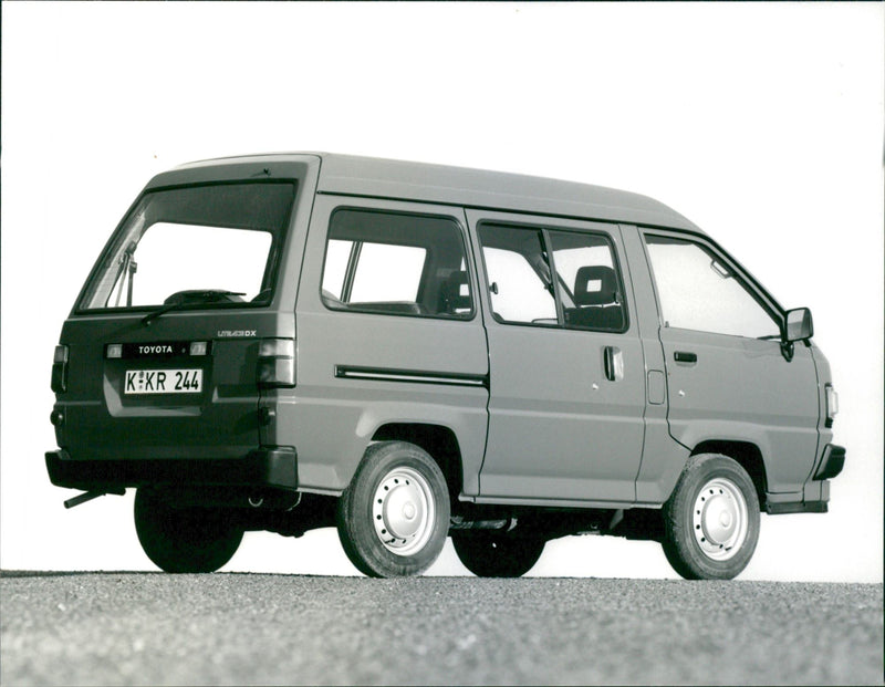 Toyota LITE-ACE Combi DeLuxe 1986 - Vintage Photograph