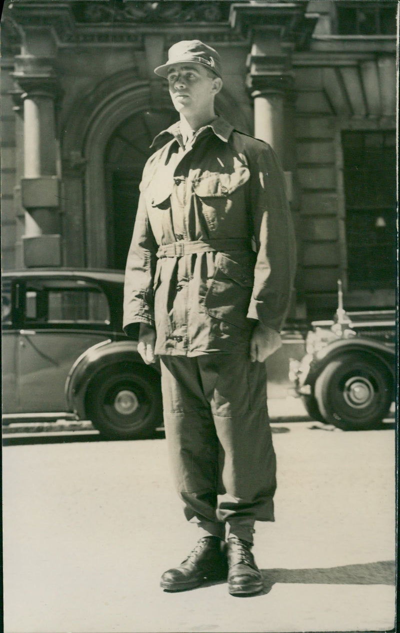 British army's new combat suit - Vintage Photograph