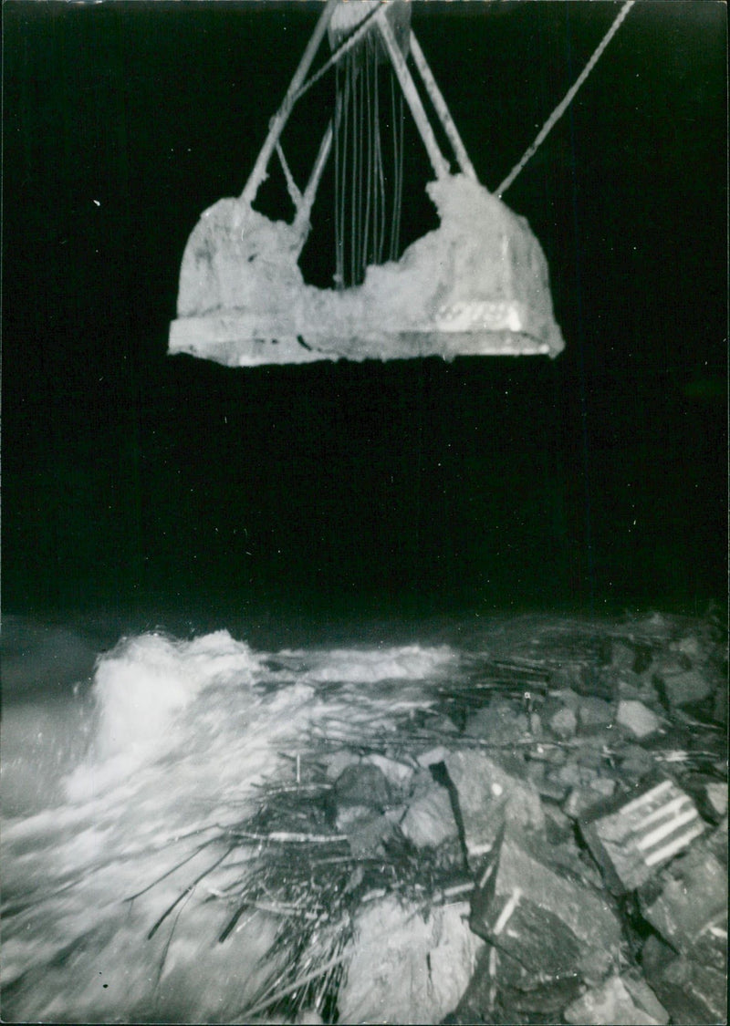 Repairing the gap in the damaged Nolledijk - Vintage Photograph