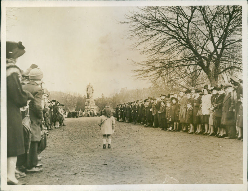 French pay tribute to allies of two wars - Vintage Photograph