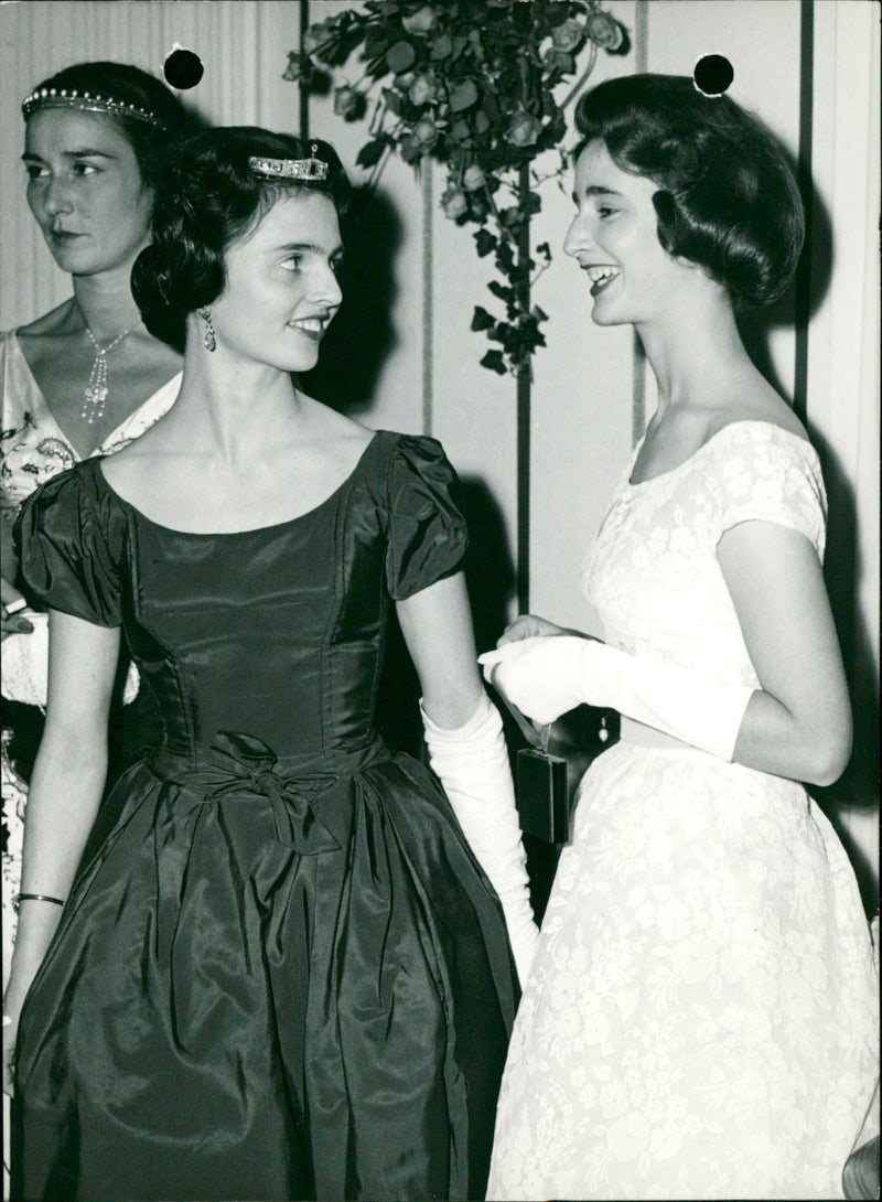 The princesses Cécile and Marie-des-Neiges de Bourbon-Parme. - Vintage Photograph