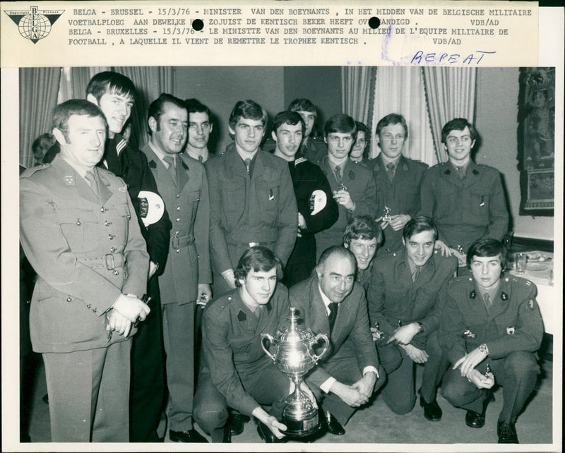 Belgian military football team wins Kentisch Cup. - Vintage Photograph