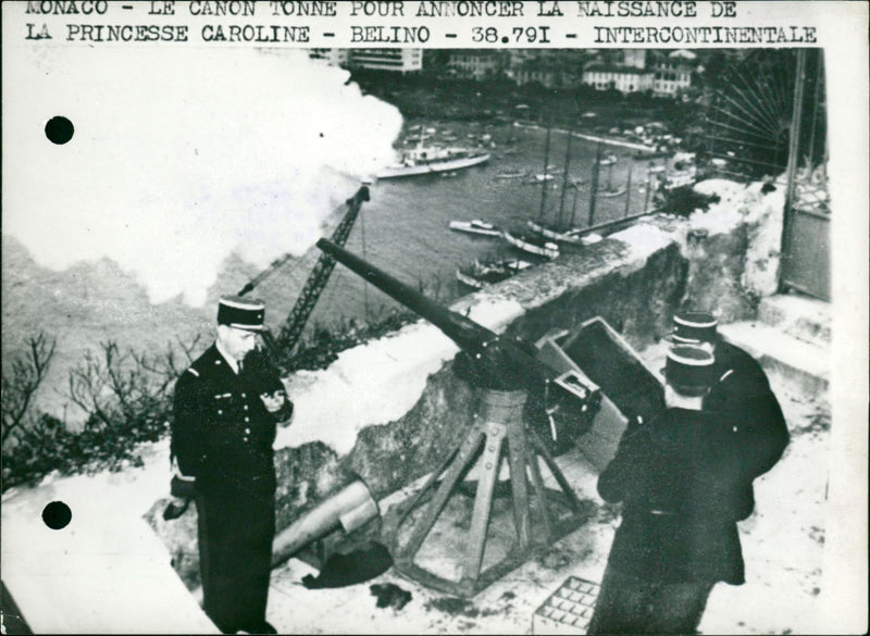 A cannon delivers shots to announce the birth of Princess Caroline - Vintage Photograph