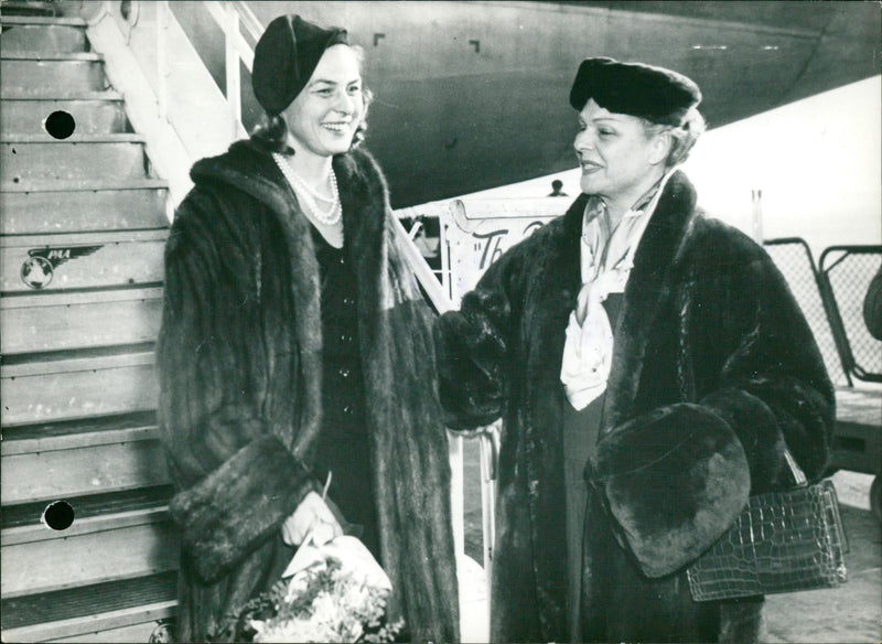 Ingrid Bergmann returns to Paris. - Vintage Photograph